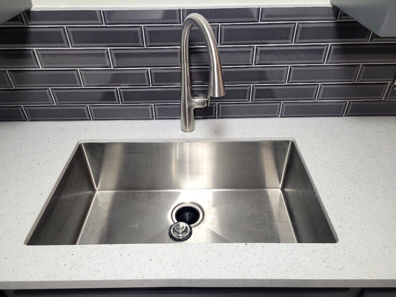 Building Photo - 200 N Cedar Ave