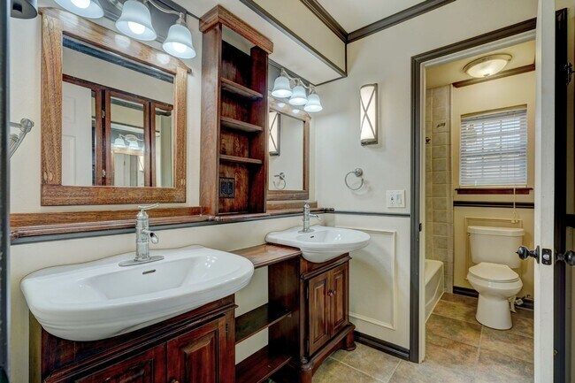 Building Photo - 4 bed 3 bath home!