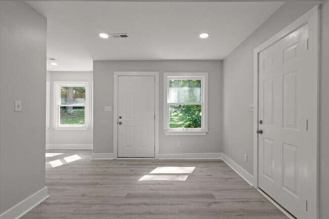 Building Photo - 233 Pine Ridge Rd