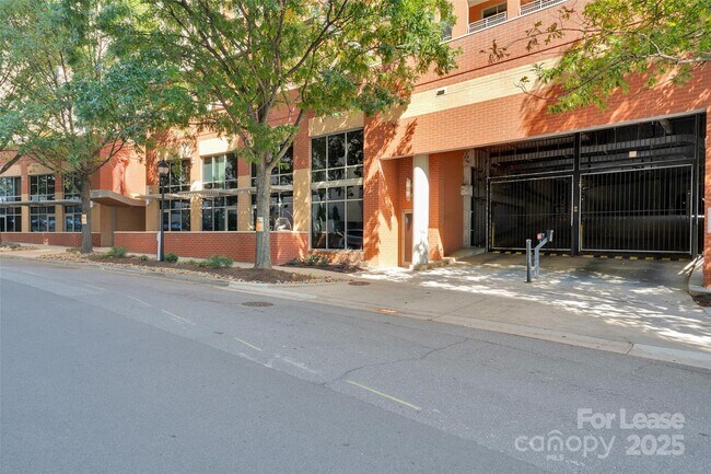 Building Photo - 701 Royal Ct