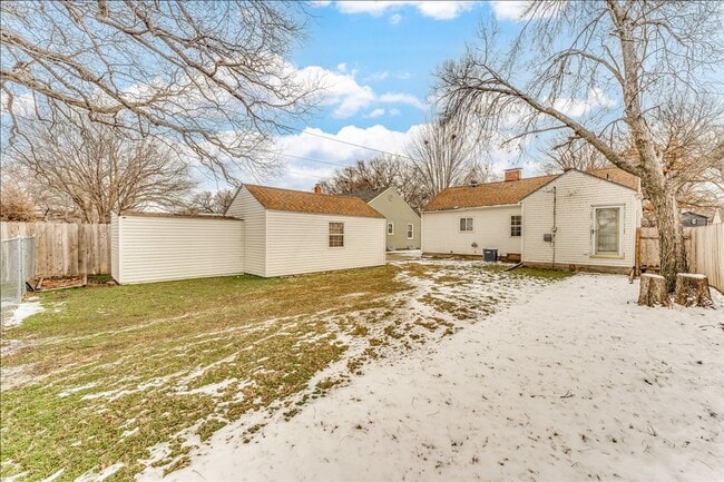 Building Photo - Adorable 2 Bed Riverside Home – Updated & Ready Now!