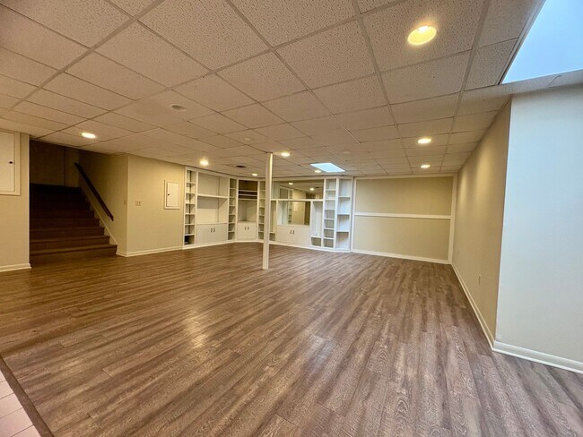 Building Photo - 1325 W Poplar St