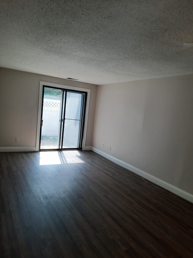 Living / Dining Room - 40 Village Hill Ln