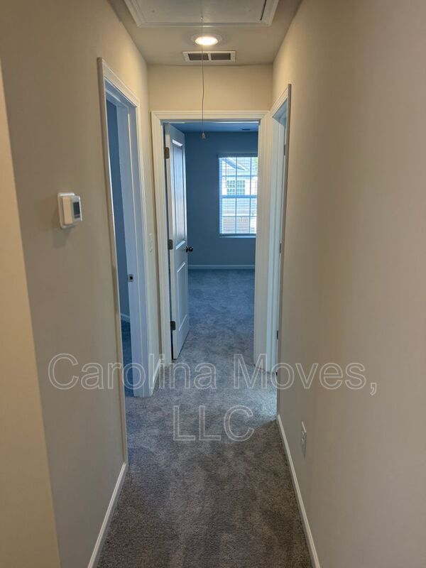 Building Photo - 825 Powder Br Dr