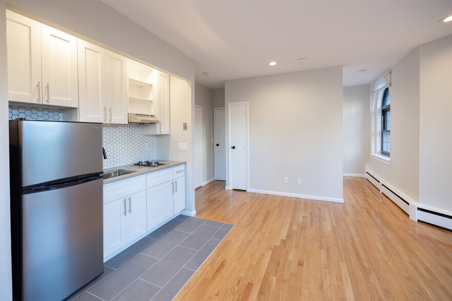 Building Photo - 158-161 Saint Botolph Unit 7F