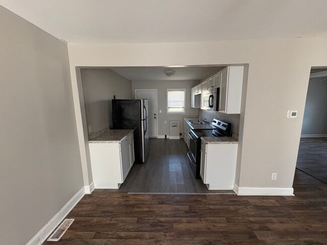 Building Photo - 2 Bedroom available now!!  $900/month!  Updated unit!!