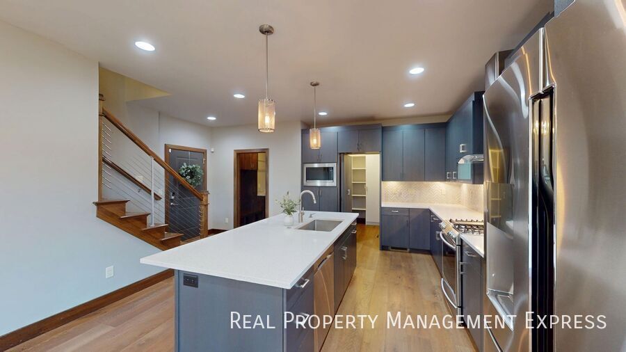 Building Photo - Beautiful 7 Bedroom 4 Bath Residence with ...