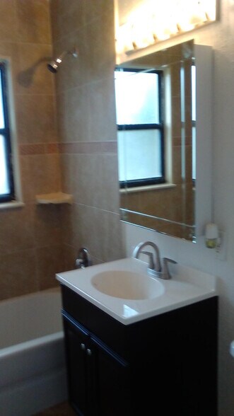 Unit 5 full bath - 7105 Poinsetta Ave