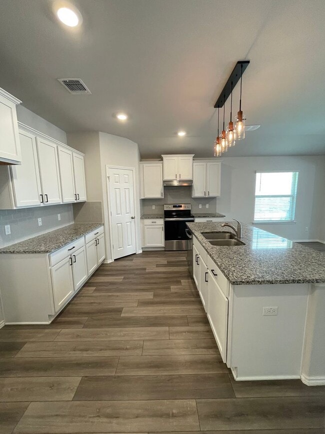 Building Photo - Available Now | Modern Single-Story 3 Bed, 2 Bath | Separate Office/Den | Big Yard | Pet Restrict...