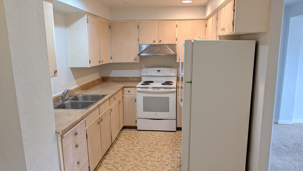 Building Photo - 1600 Traverse St