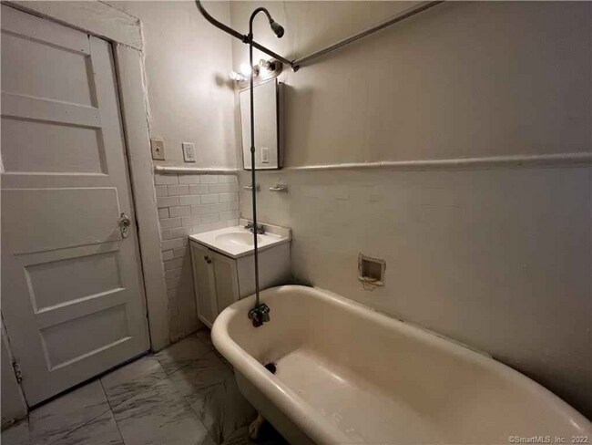 Building Photo - 13 Albro St