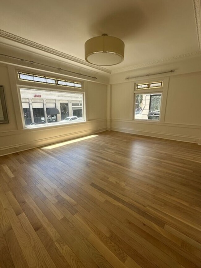 Building Photo - Epic REA- Spacious Flexible Plan 2 BR/1 BA...