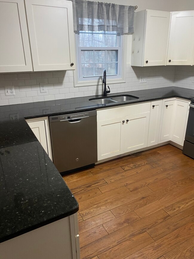 Building Photo - 2212 Westwood Dr