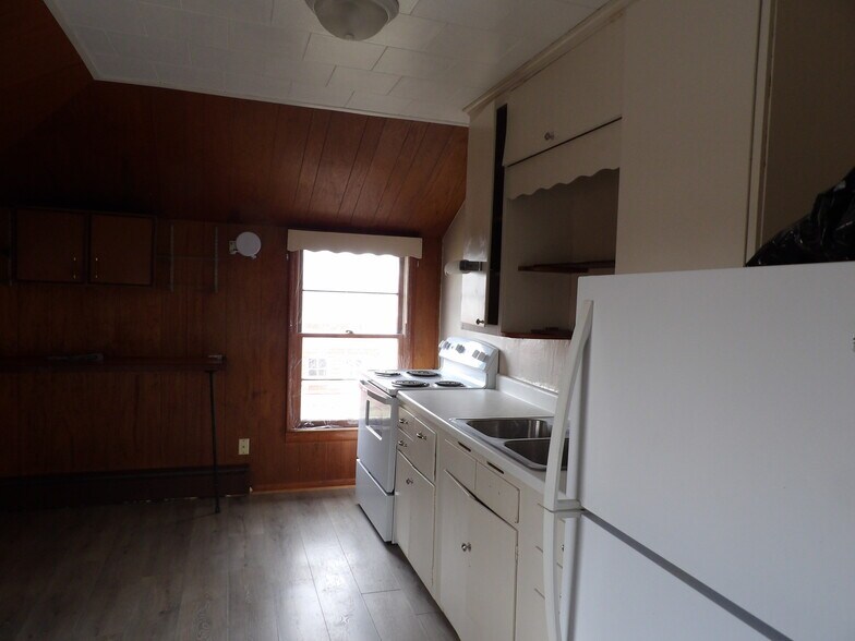 Kitchen - 817 N Jefferson St