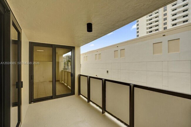 Building Photo - 1623 Collins Ave