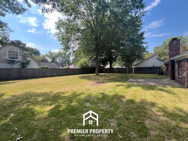 Building Photo - 5999 Pebblehill Dr