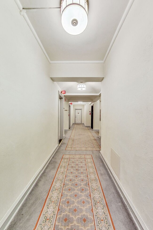 Building Photo - Elegant 2 Bedroom/ 2 Bath Unit in Westchester Cooperative!