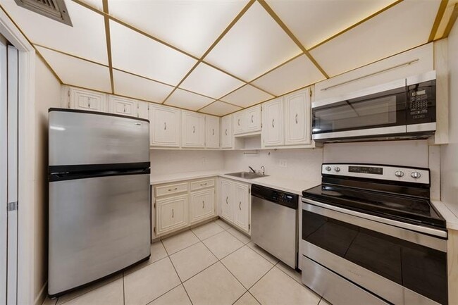 Building Photo - 2601 S Palm Aire Dr
