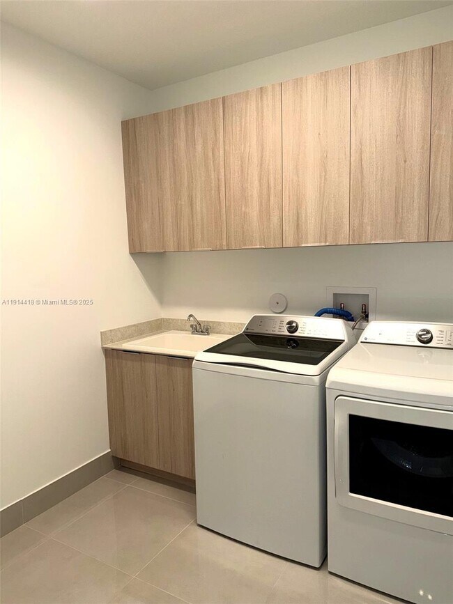 Building Photo - 1438 SW 23rd St