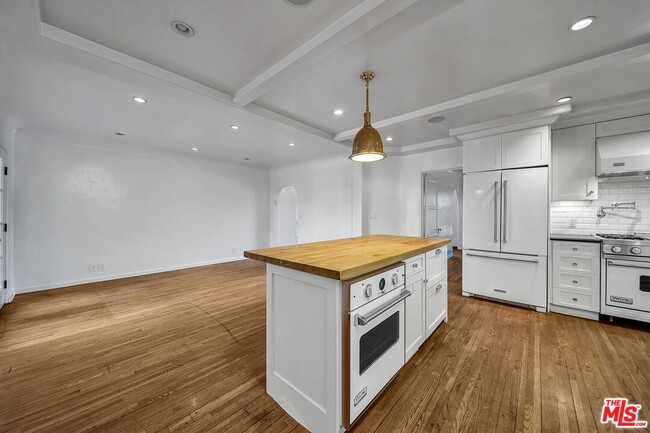 Building Photo - 333 S Roxbury Dr