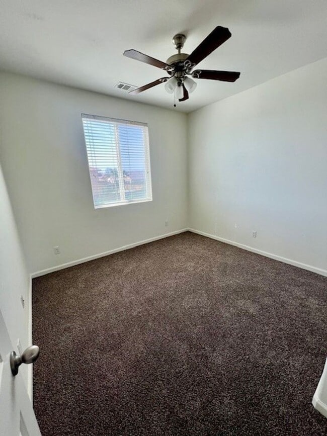 Building Photo - Northwest Bakersfield Gated Home