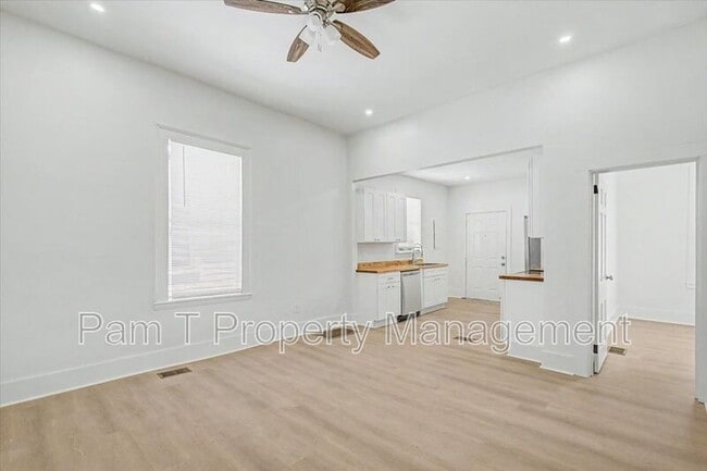 Building Photo - 615 W 39th St