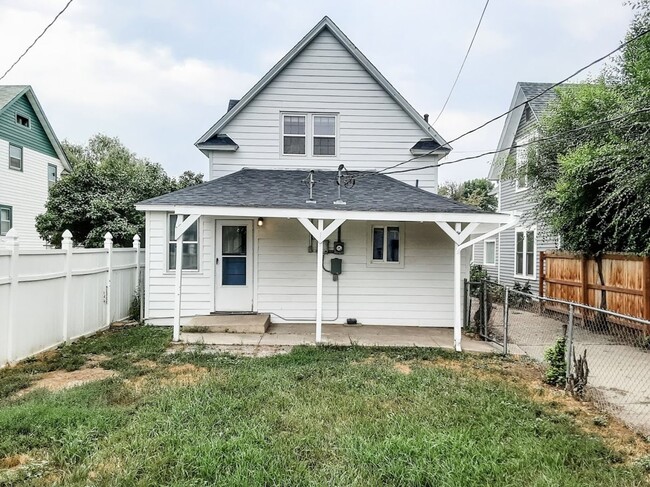 Building Photo - 3 BEDROOM, 2 BATH, SINGLE-FAMILY HOME
