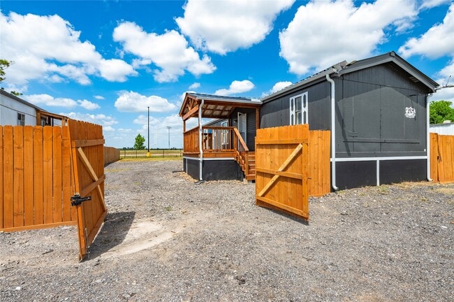 Building Photo - 1133 Rd 5823