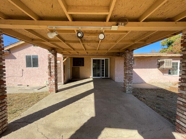 Building Photo - Four Bedroom Two Bathroom Home in Hemet!