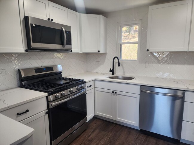 Building Photo - 5679 Valleyview Dr