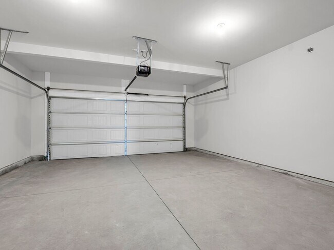 Building Photo - Like new home available in Hendersonville. Take advantage of our $3,500 six-month special when yo...