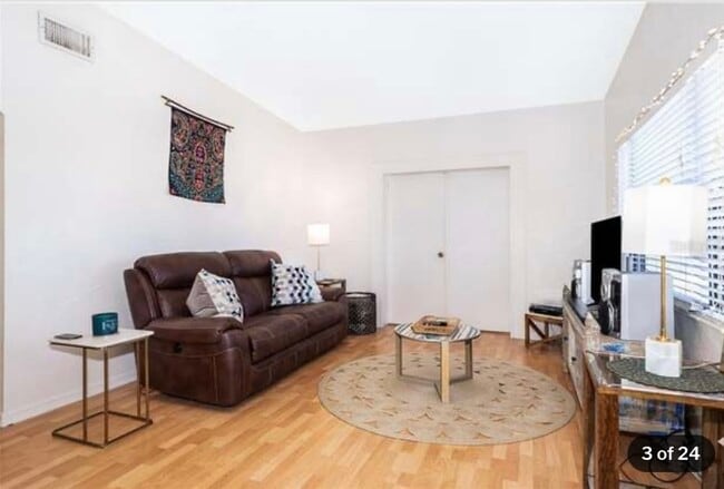 Living Room - 302 Oakwood Ct