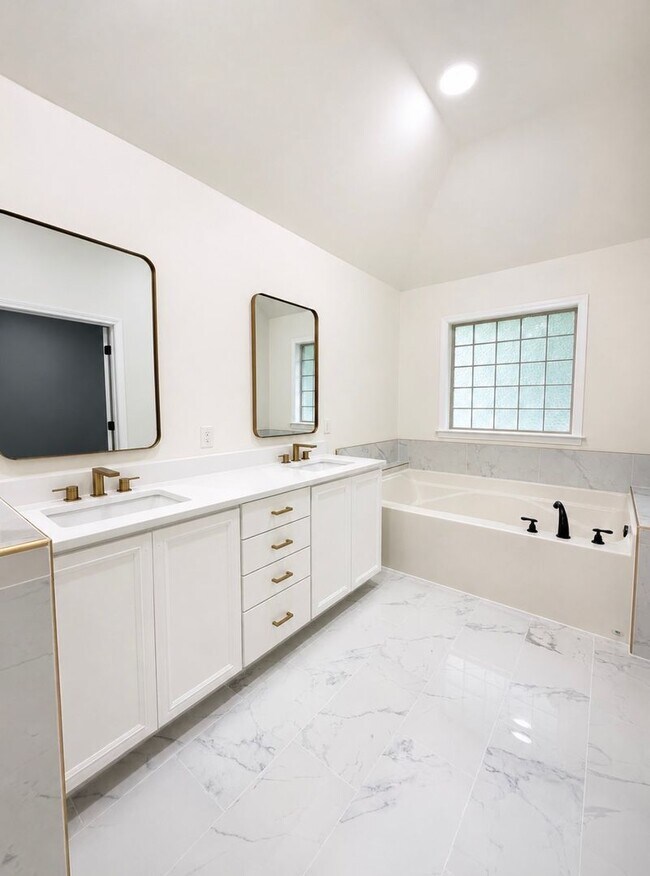 Building Photo - 705 Evanwood Dr