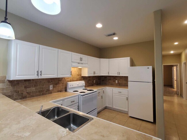 Building Photo - 527 12th St