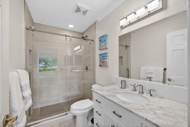 Building Photo - 119 Club Dr