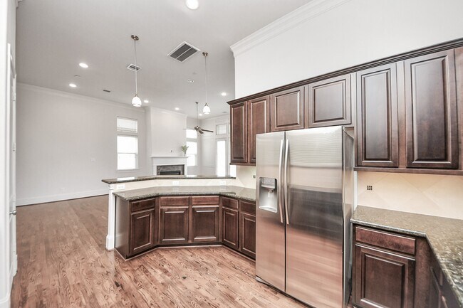 Building Photo - 8926 Lakeshore Bend Dr