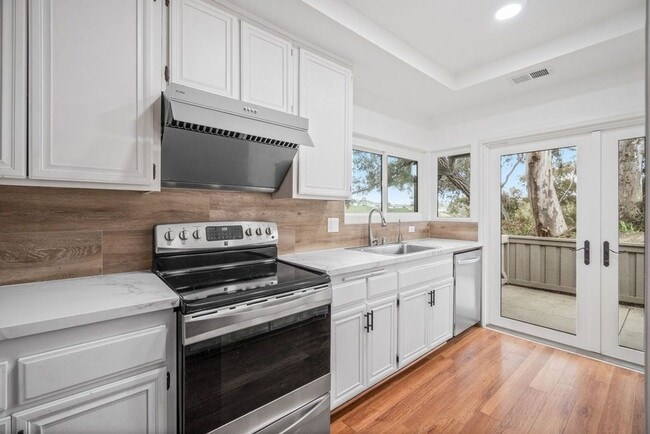 Building Photo - Coming Soon La Jolla UTC Renovated 3 bd /2 ba Townhome with Garage, Private Patio, + more!