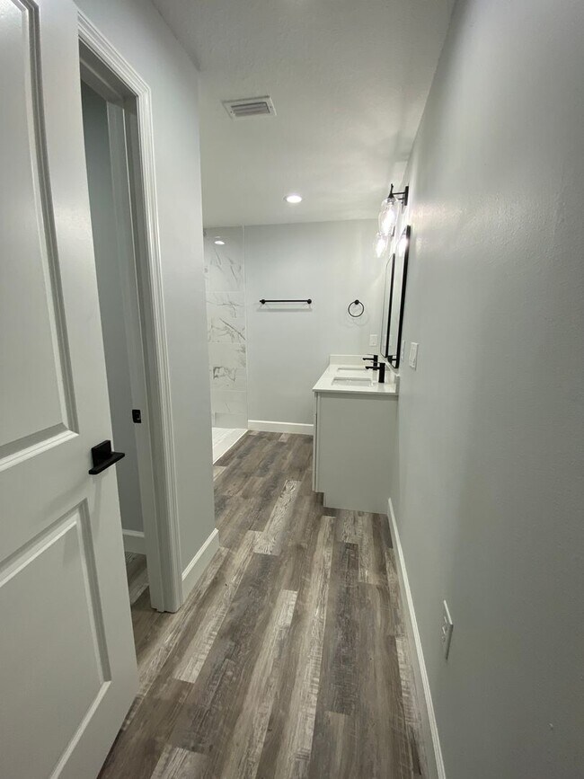 Building Photo - 17207 Waldrun Ave