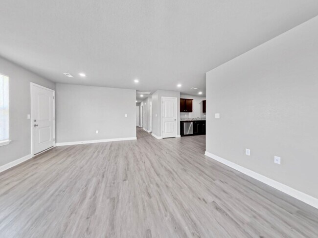 Building Photo - Beautiful Renovated Single Family Home | 3 BR/2BA Duplex| 1-Car Covered Parking |Spacious & Sunny...