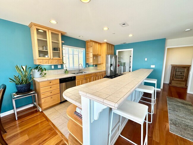 Building Photo - San Rafael Hillside Retreat