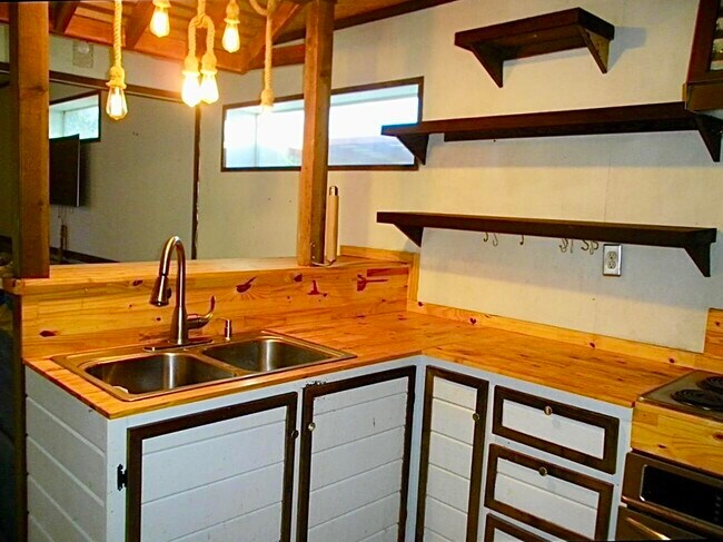 Building Photo - 8707 Private Rd 7355