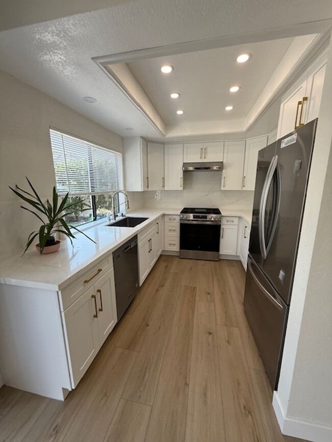 Building Photo - Updated 3 Bedroom Detached Home in Woodbri...