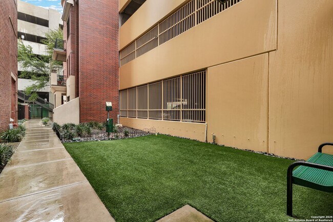 Building Photo - GORGEOUS FURNISHED CONDOMINIUM WITH GREAT ...