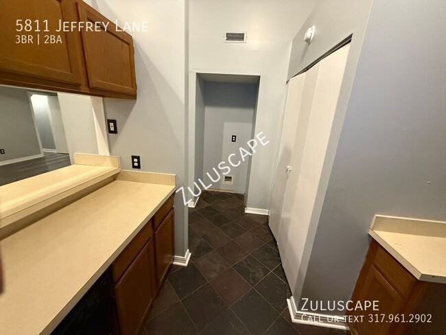 Building Photo - Half Off First Month! Beautiful 3 bed, 2 b...