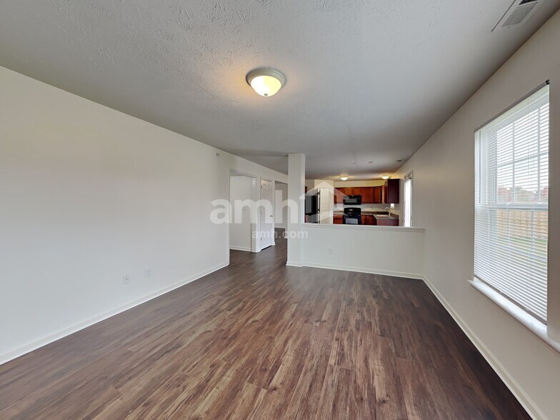 Building Photo - 6154 N Woodhaven Dr