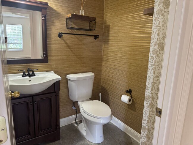 Building Photo - Brentwood 4BR Home