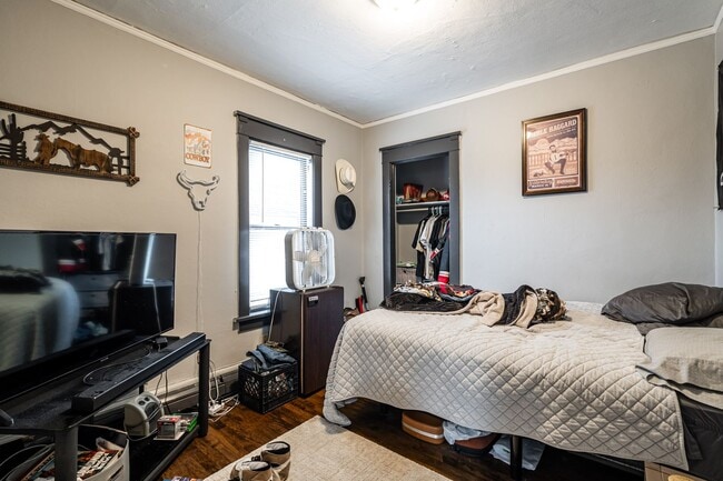 Building Photo - Kenwood flat across from UWM