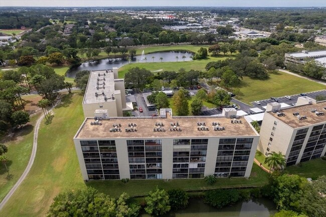 Building Photo - 900 Cove Cay Dr