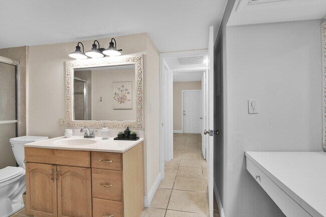 Building Photo - 1069 Hillsboro Mile