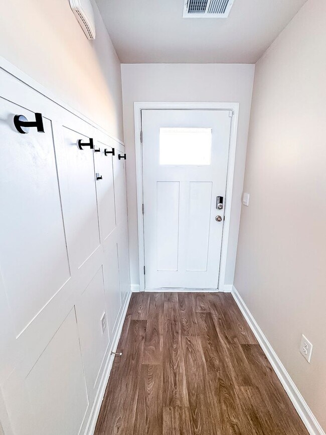 Building Photo - Upgraded 3 Bed, 2 Bath Pet-Friendly Home w...